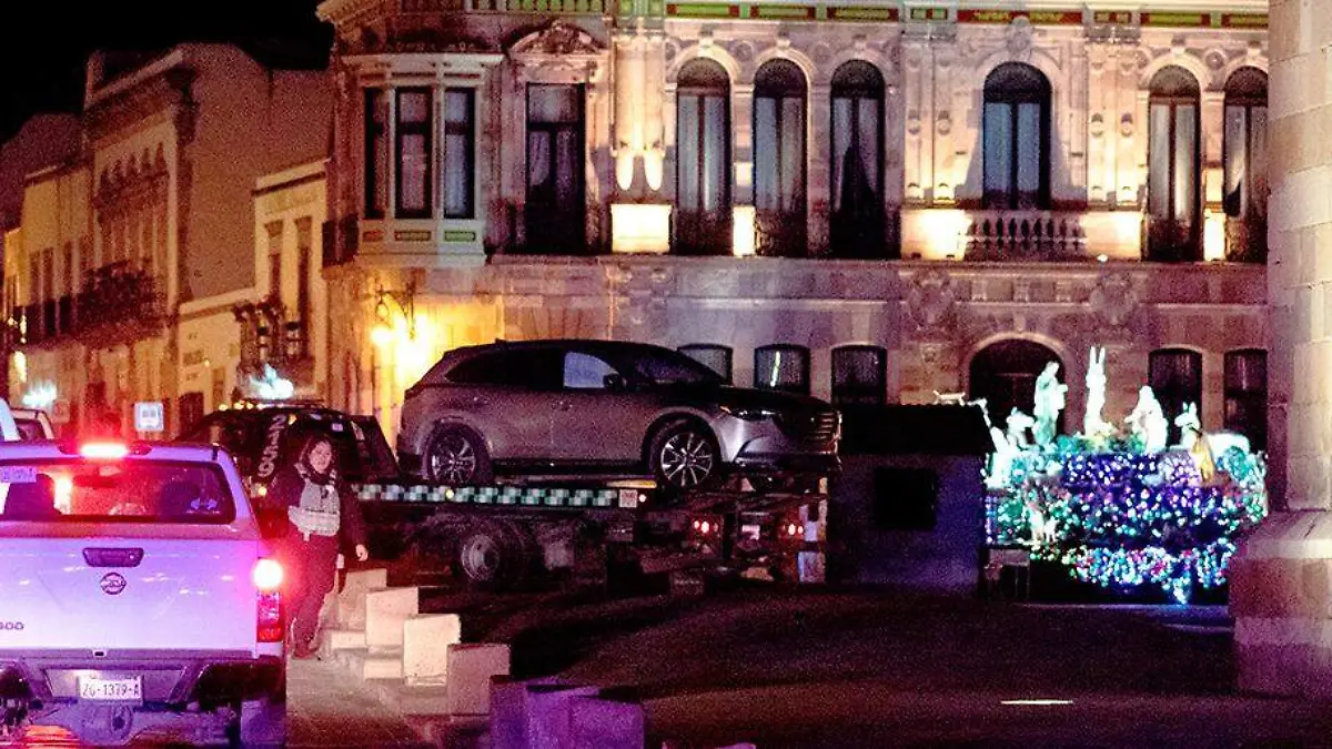 Camioneta abandonada en Plaza de Armas de la capital zacatecana